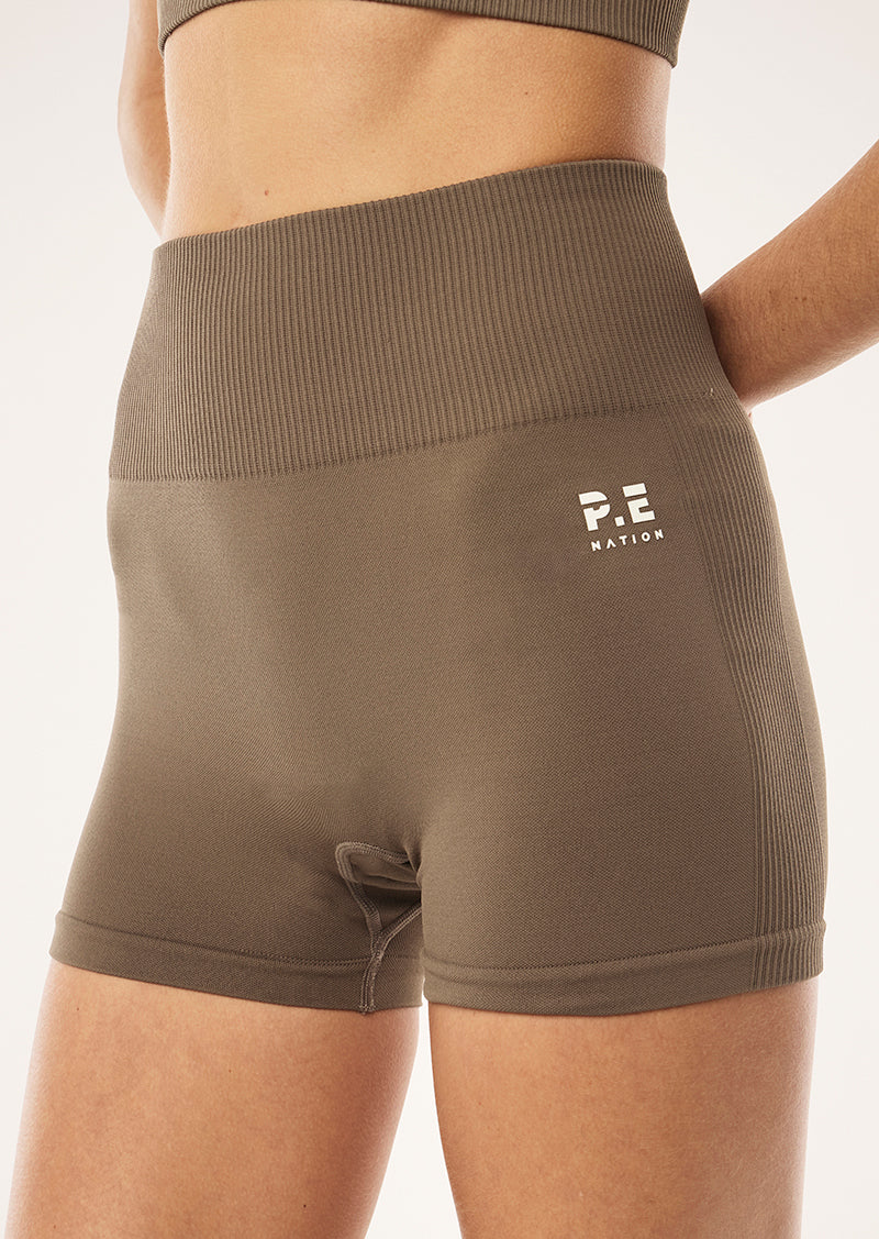 RESTORE SEAMLESS 2.5 BIKE SHORT IN WALNUT BY P.E NATION, WOMENS ACTIVE SEAMLESS BIKE SHORT BROWN