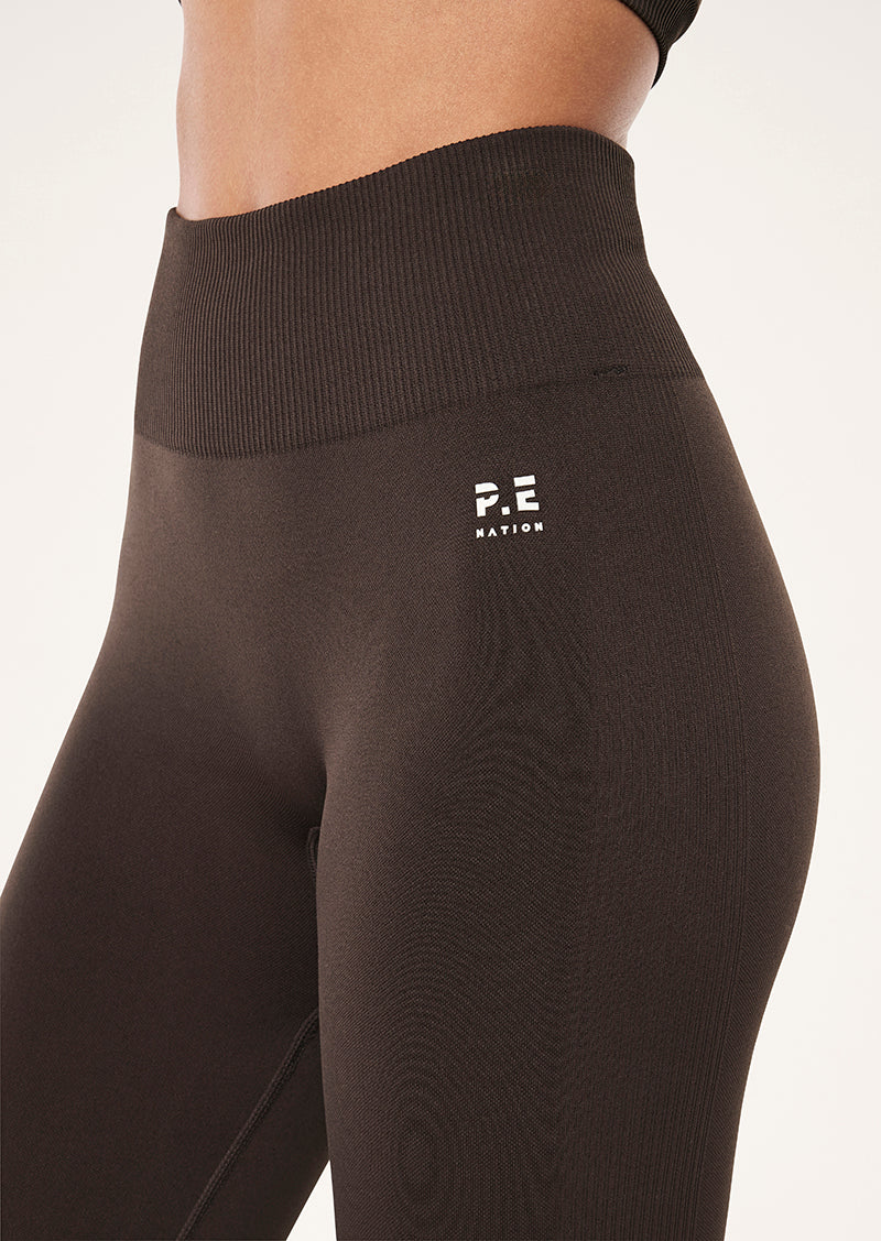 RESTORE SEAMLESS LEGGING IN COFFEE BY P.E NATION, WOMEN'S ATHLEISURE LEGGING