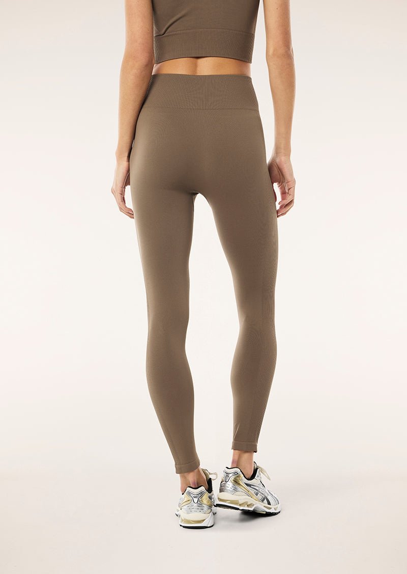 RESTORE SEAMLESS LEGGING IN WALNUT BY P.E NATION, WOMENS SEAMLESS ACTIVE LEGGING BROWN