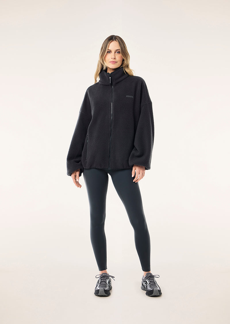 ROTATE SHERPA JACKET IN ASPHALT