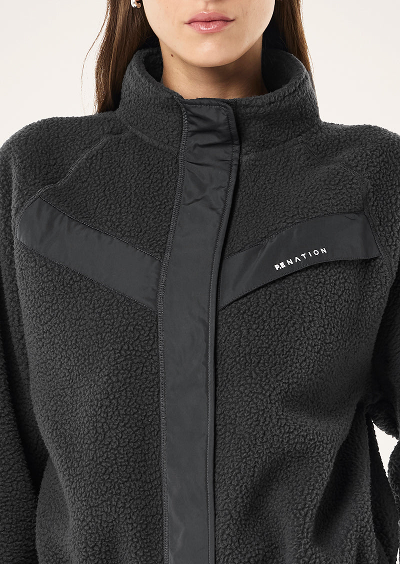 SHELTER-SHERPA-JACKET_251J095_SMOKESTONE-12_1