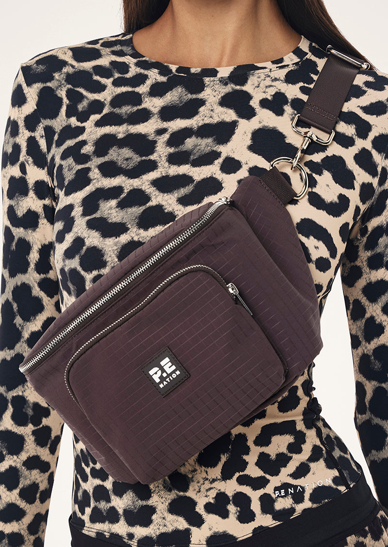 SIGNATURE CROSS BODY BAG IN COFFEE
