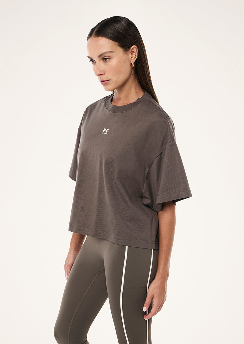 SUPERFINE TEE IN MAJOR BROWN BY P.E NATION, WOMEN'S ATHLEISURE TEES