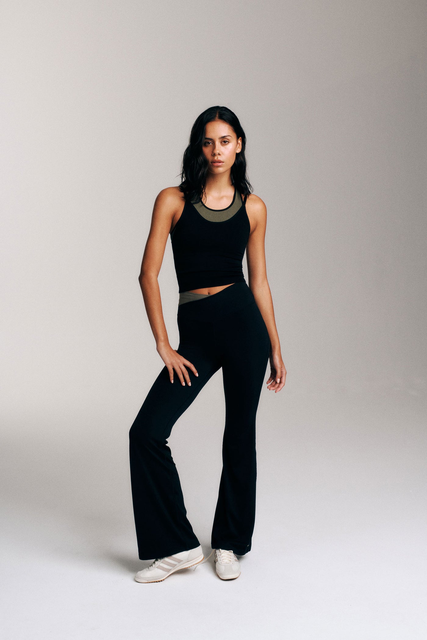 WANDER FLARE LEGGING IN BLACK & DUSTY OLIVE