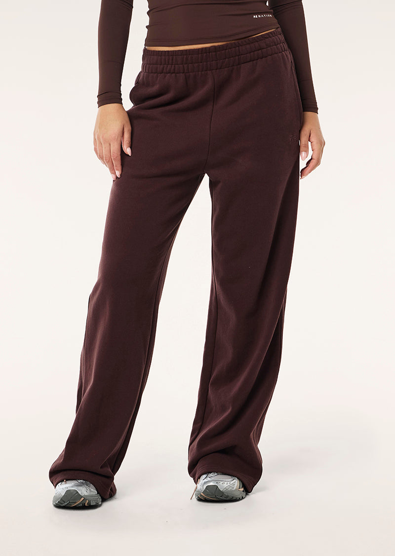 ADVENTURE TRACKPANT IN MAHOGANY