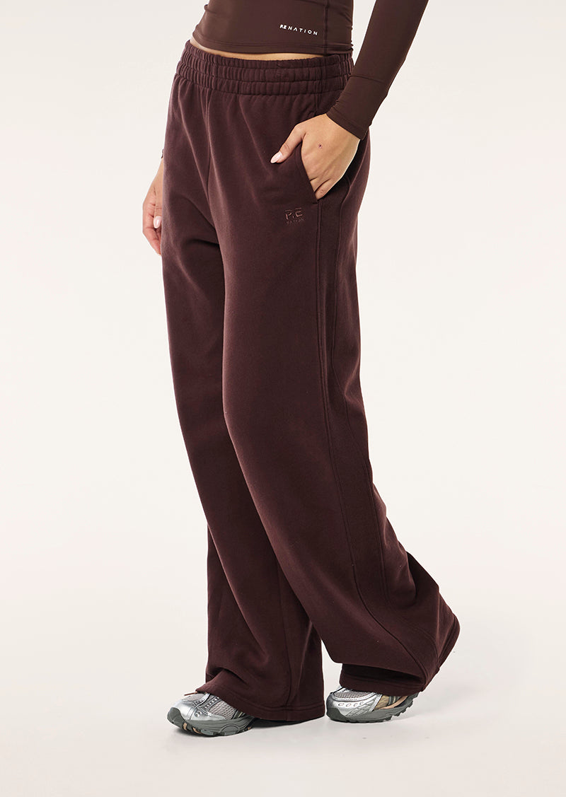ADVENTURE TRACKPANT IN MAHOGANY