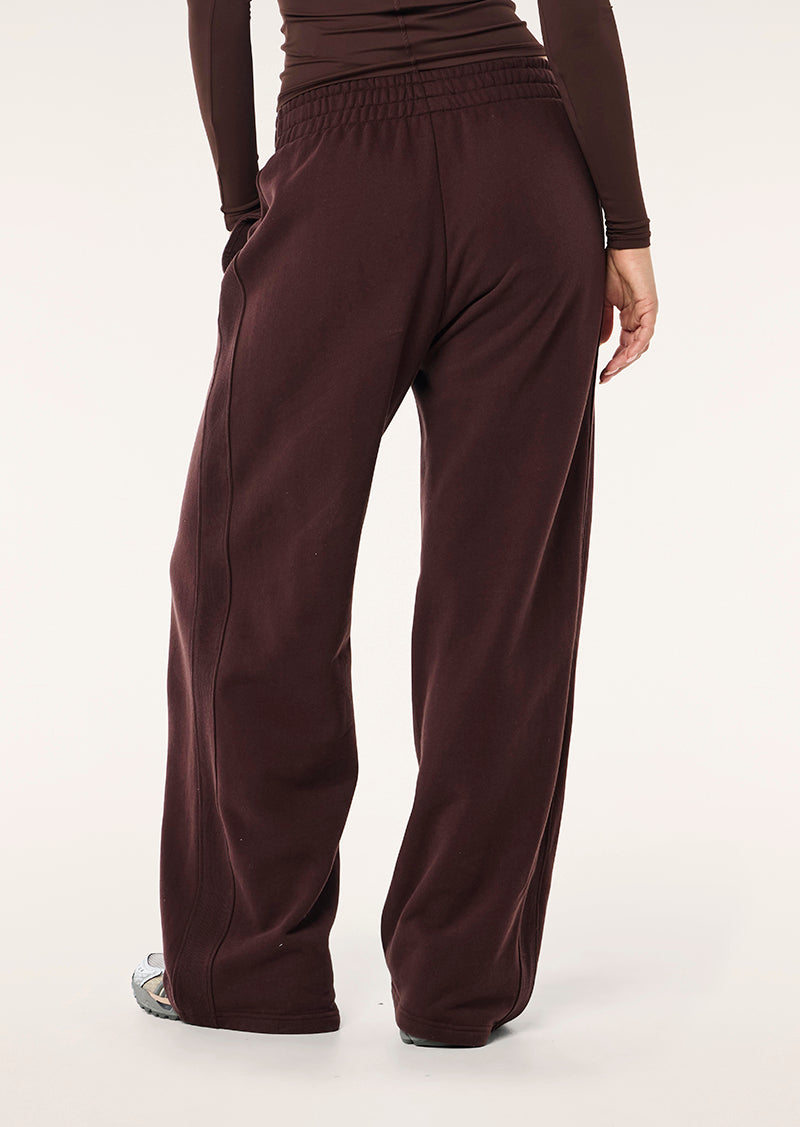 ADVENTURE TRACKPANT IN MAHOGANY