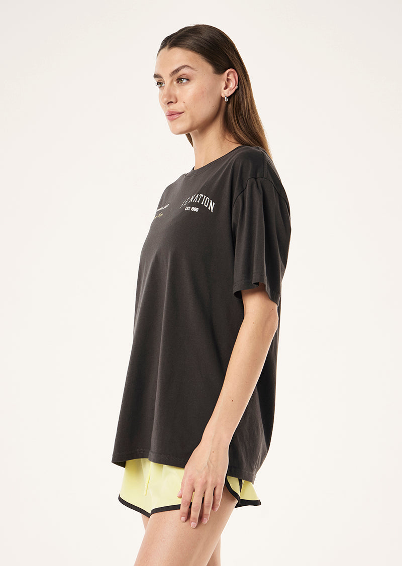 BASE TEE IN SMOKESTONE