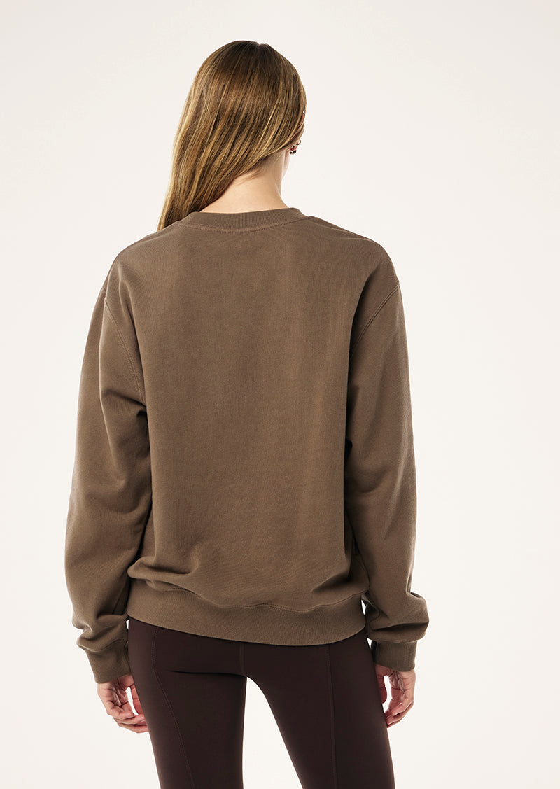 HEADS UP BOUCLE SWEAT IN WALNUT BY P.E NATION, WOMENS ATHLEISURE GRAPHIC SWEATSHIRT BROWN