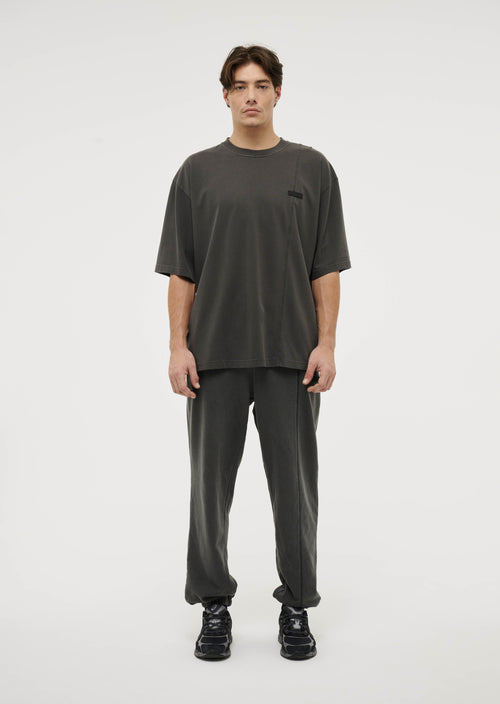 BOUNDARY LINE TRACKPANT IN WASHED BLACK