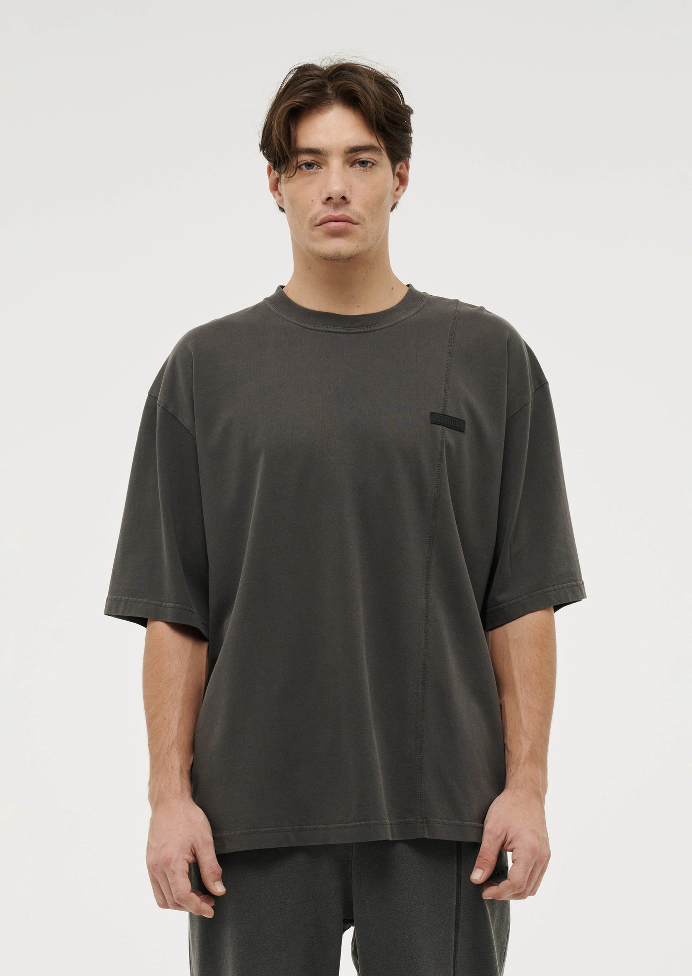 BOUNDARY LINE TEE IN WASHED BLACK