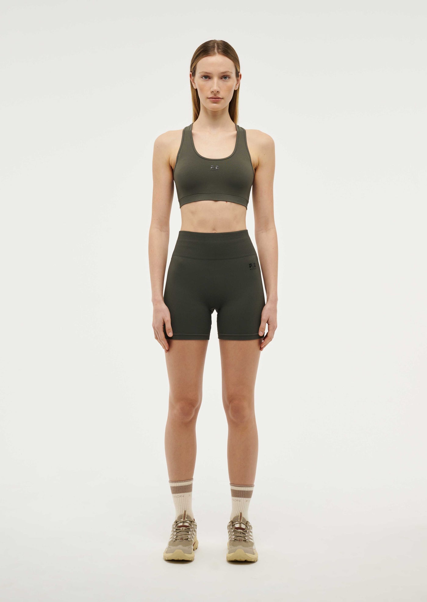RESTORE SEAMLESS SPORTS BRA IN GUNMETAL