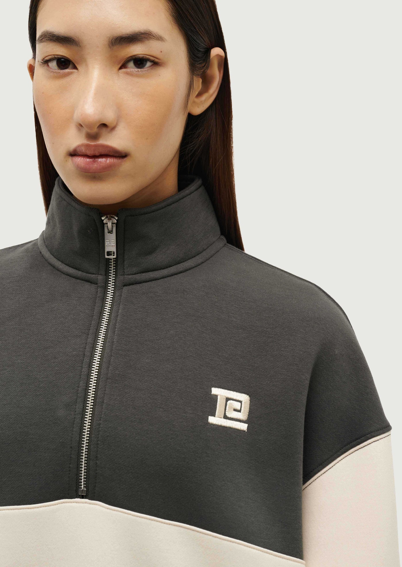 CENTRE FIELD SWEAT IN WHISPER WHITE / GUNMETAL