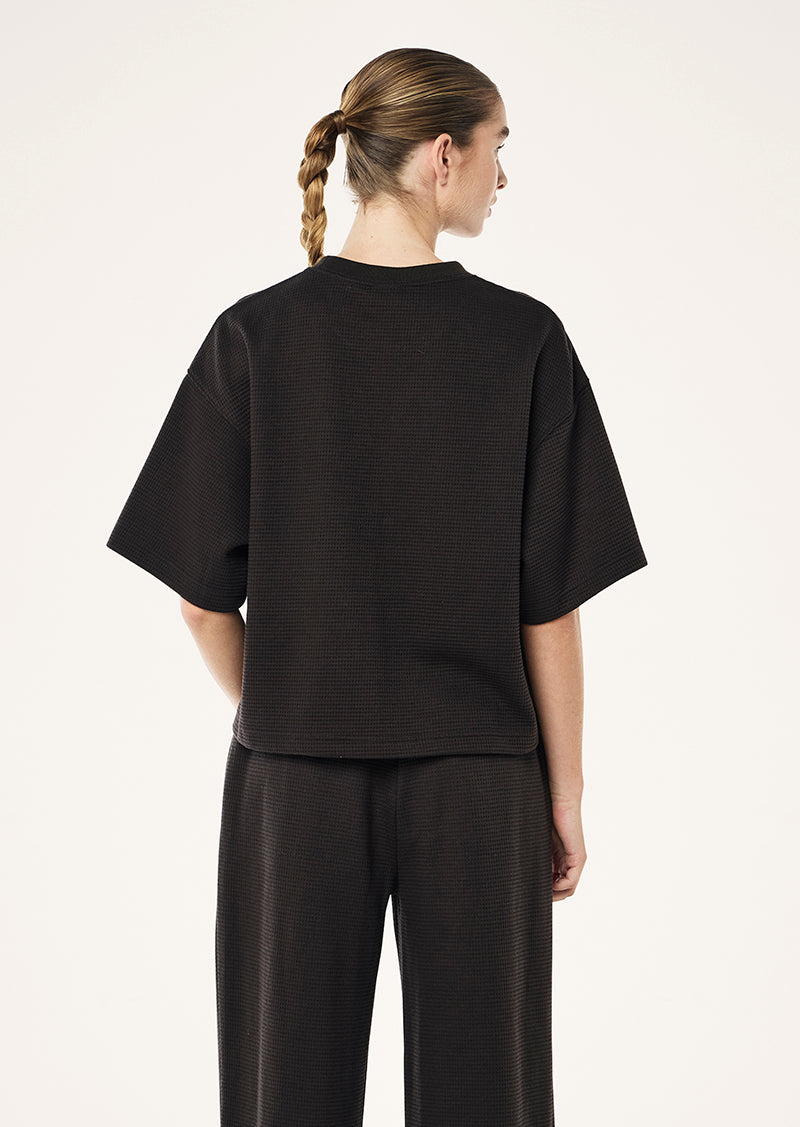 PRINTEMPS CROP TEE IN LICORICE