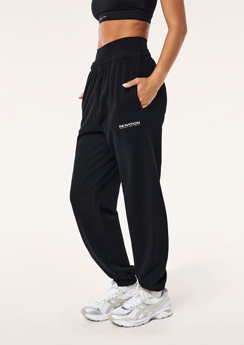 QUALIFY TRACKPANT IN BLACK