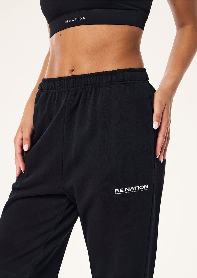 QUALIFY TRACKPANT IN BLACK