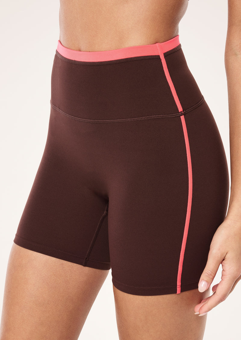 RADAR 5" BIKE SHORT IN MAHOGANY & DIVA PINK