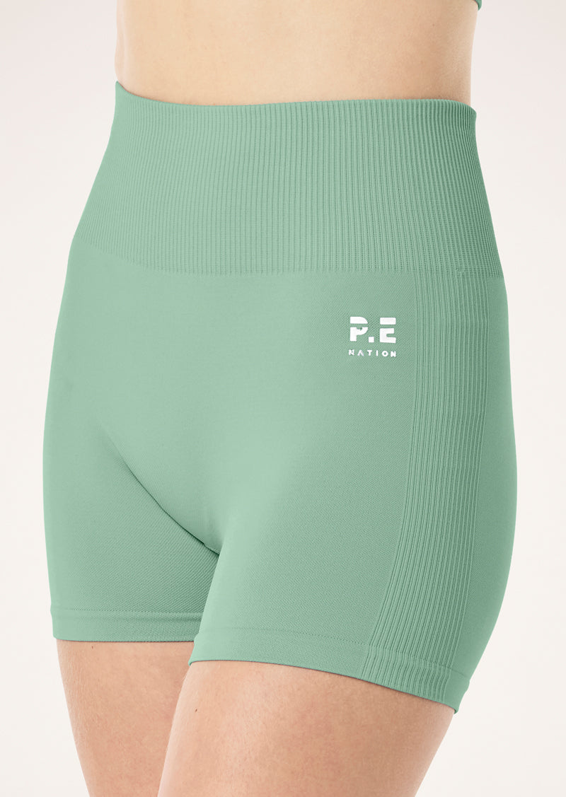 RESTORE SEAMLESS 2.5"BIKE SHORT IN BASIL