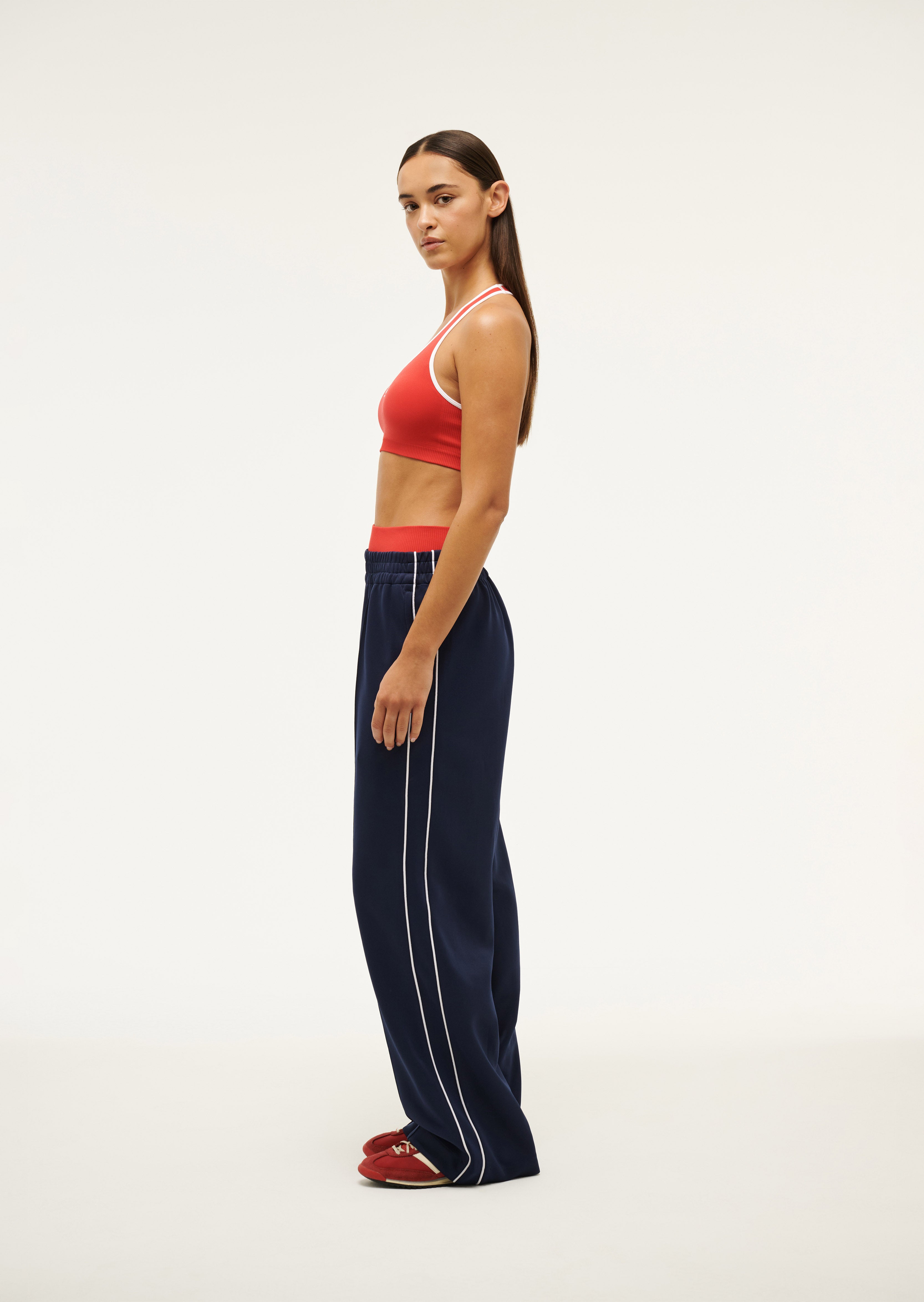 RESTORESEAMLESSSPORTSBRA_243C293_POPPYRED-007_1