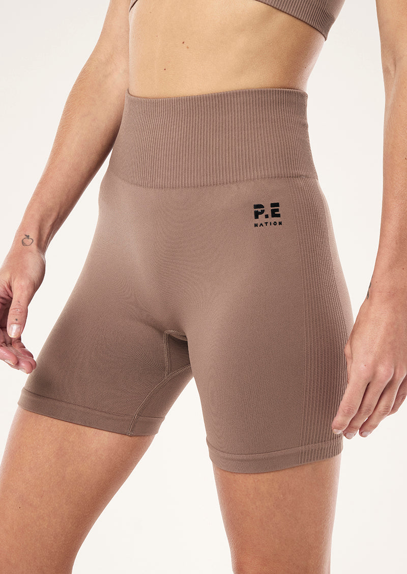 RESTORE SEAMLESS 5" BIKE SHORT IN FOSSIL
