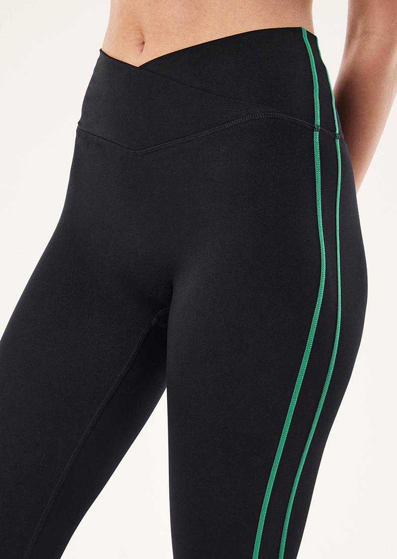REVEAL+SPORTS+BRA_254C259_BLACK-AMAZON-093_1
