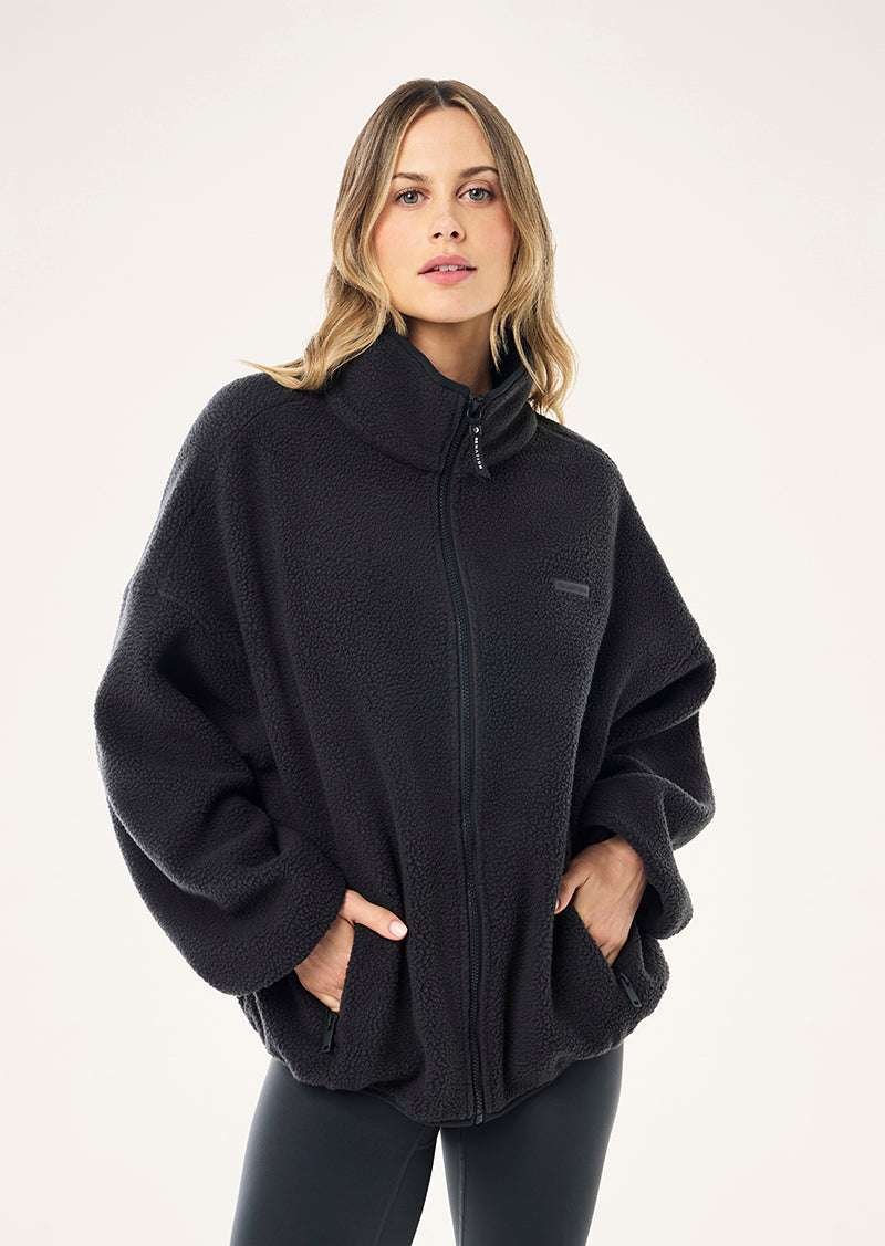 ROTATE SHERPA JACKET IN ASPHALT