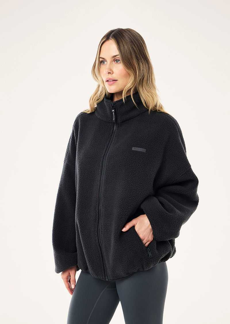 ROTATE SHERPA JACKET IN ASPHALT
