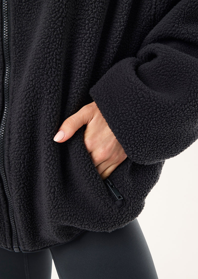 ROTATE SHERPA JACKET IN ASPHALT