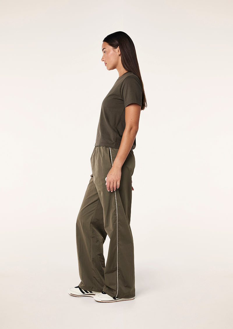 SHORELINE TEE IN WASHED TARMAC