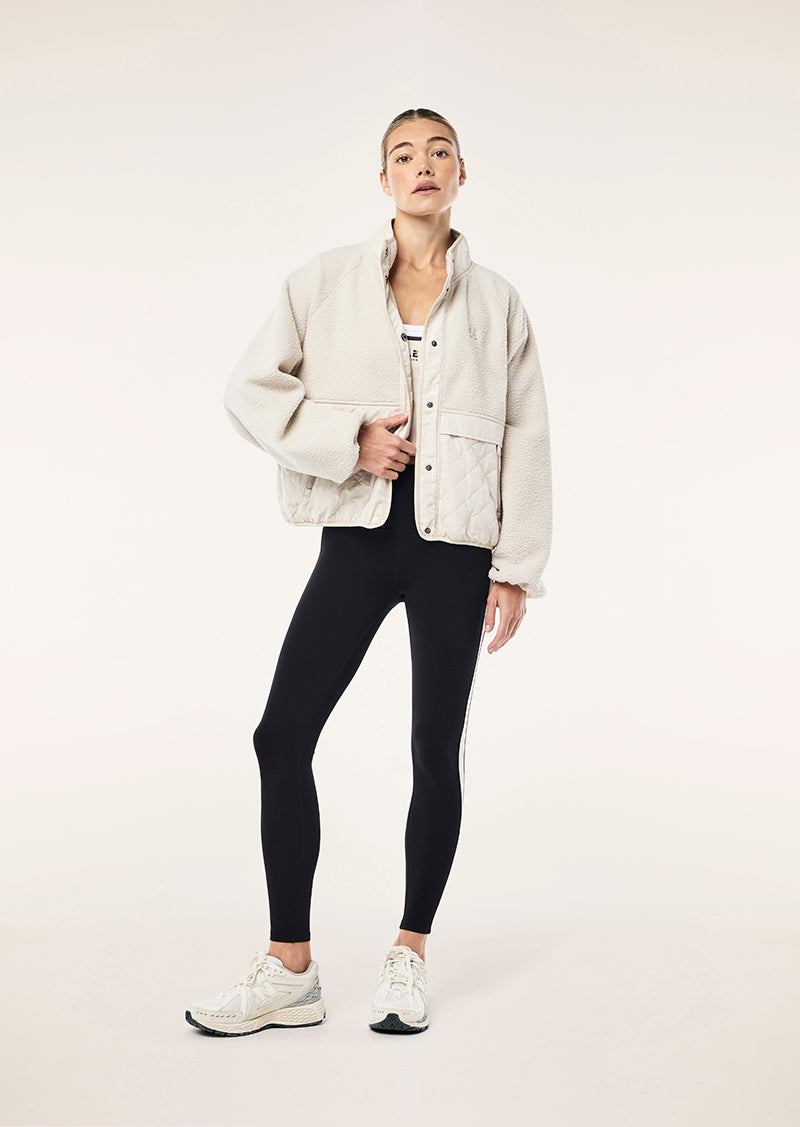 TECHNIQUE QUILT JACKET IN CLOUD