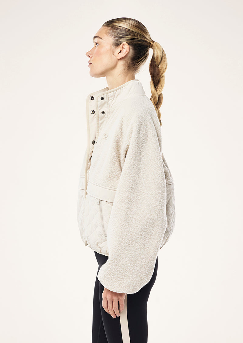 TECHNIQUE QUILT JACKET IN CLOUD