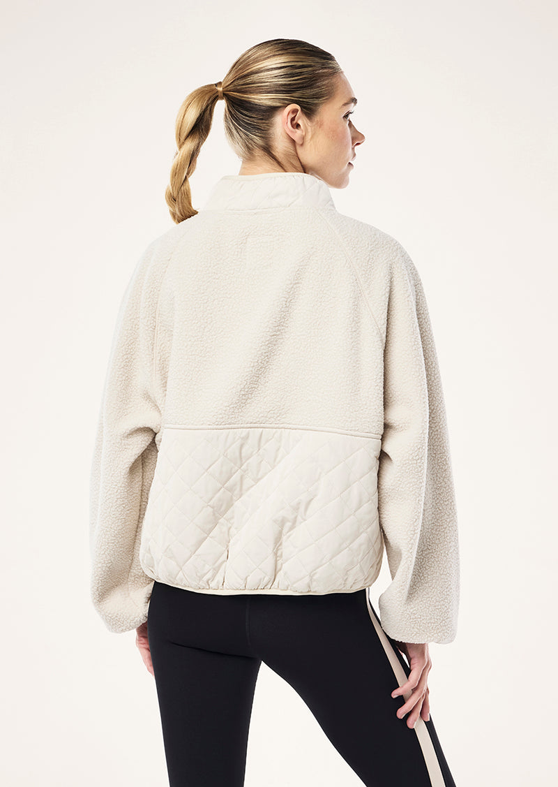 TECHNIQUE QUILT JACKET IN CLOUD