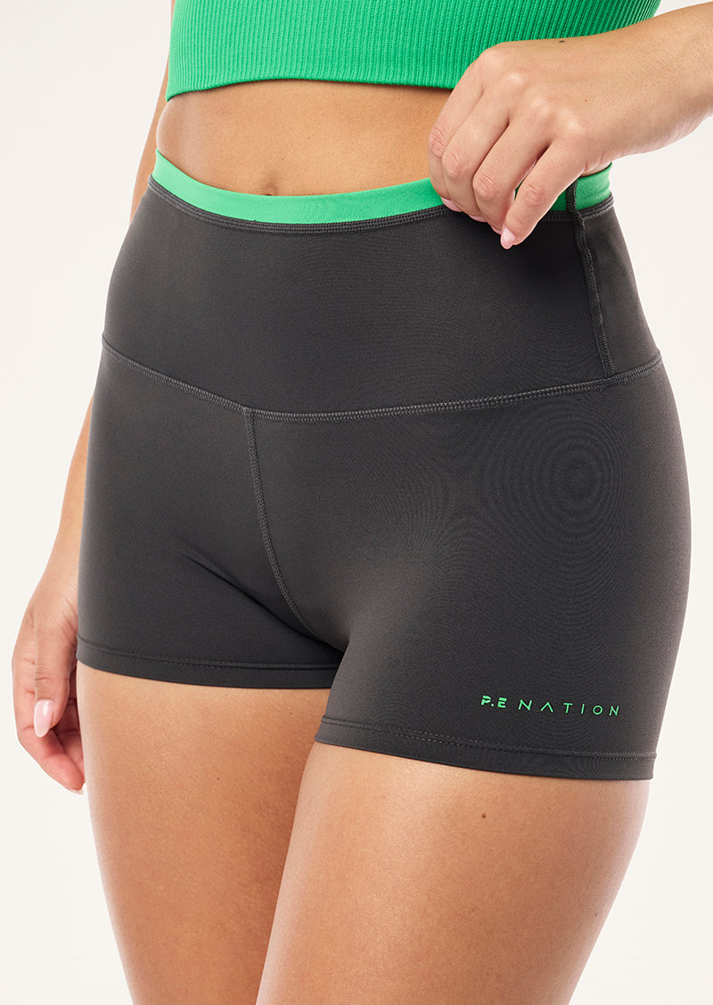 VITA 2.5" BIKE SHORT IN CAVIAR & KELLY GREEN