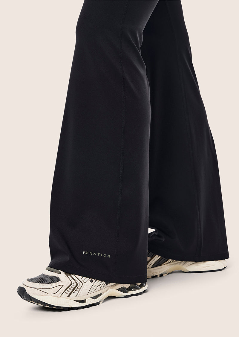 WANDER FLARE LEGGING IN BLACK & DUSTY OLIVE