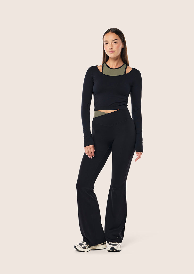 WANDER FLARE LEGGING IN BLACK & DUSTY OLIVE