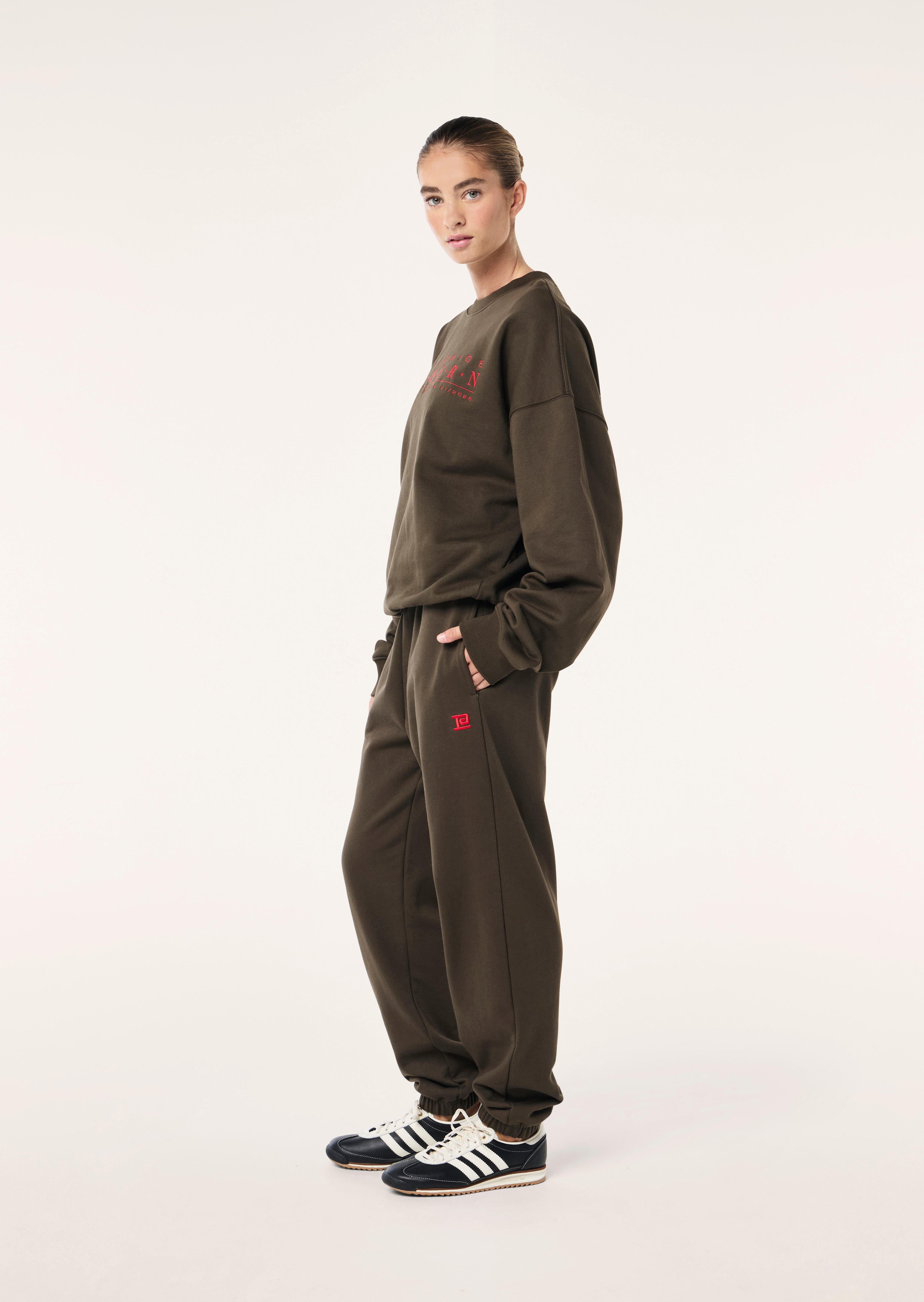 WORLDWIDE+SWEAT_251F159_TARMAC_017_1