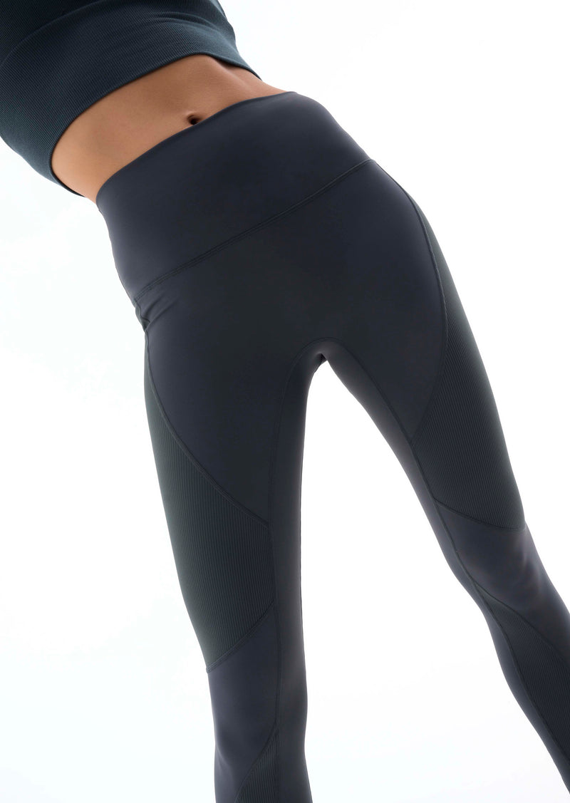 FREE PLAY LEGGING IN DARK SHADOW