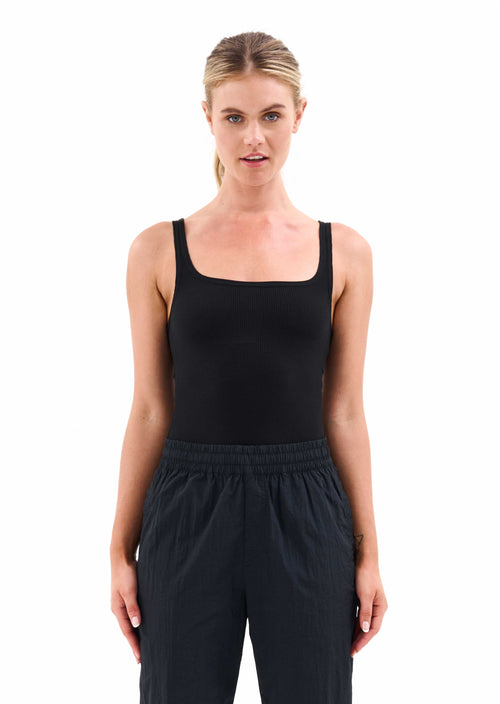FREE PLAY RIB SINGLET IN BLACK