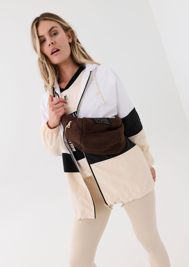 OPTIMUM CROSS BODY IN COFFEE BEAN