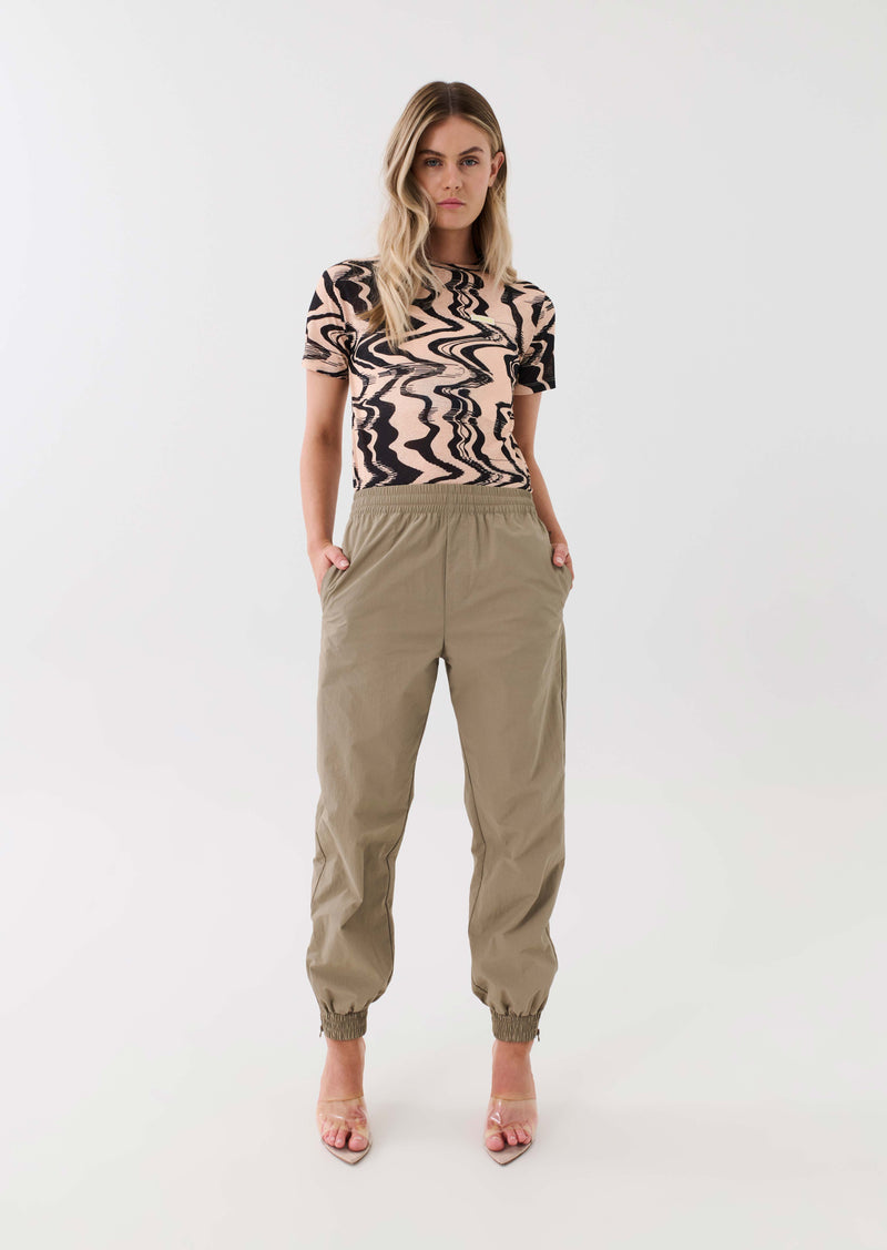 TWISTED TEE IN LIQUIFY PRINT