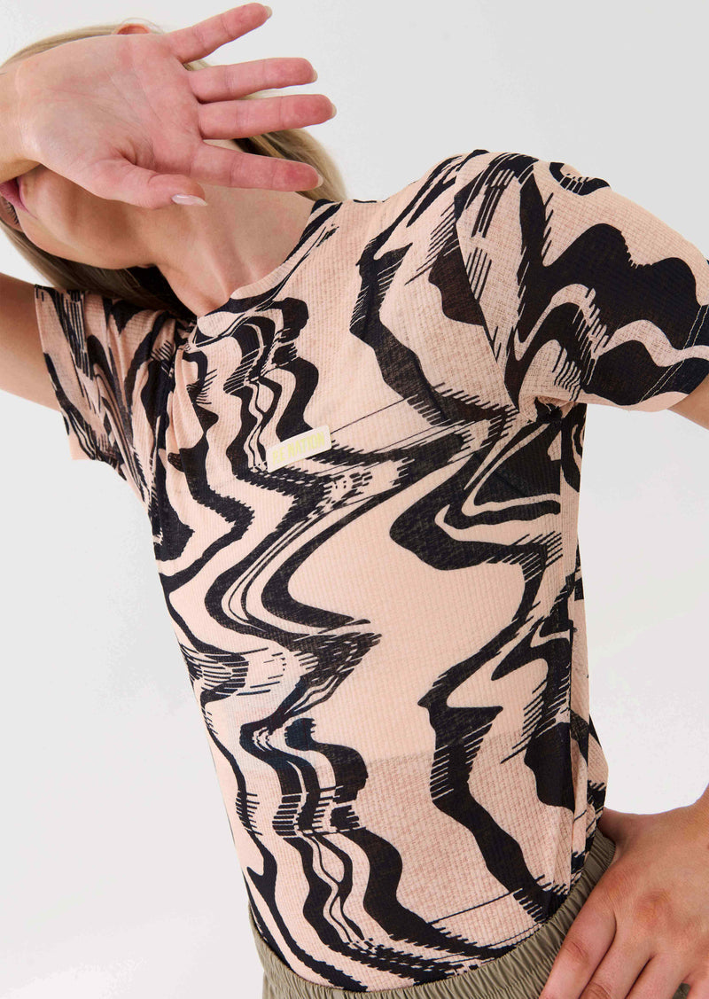 TWISTED TEE IN LIQUIFY PRINT
