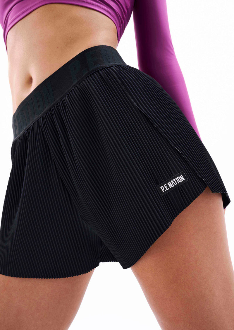 VERTICAL PLEATED SHORT IN BLACK