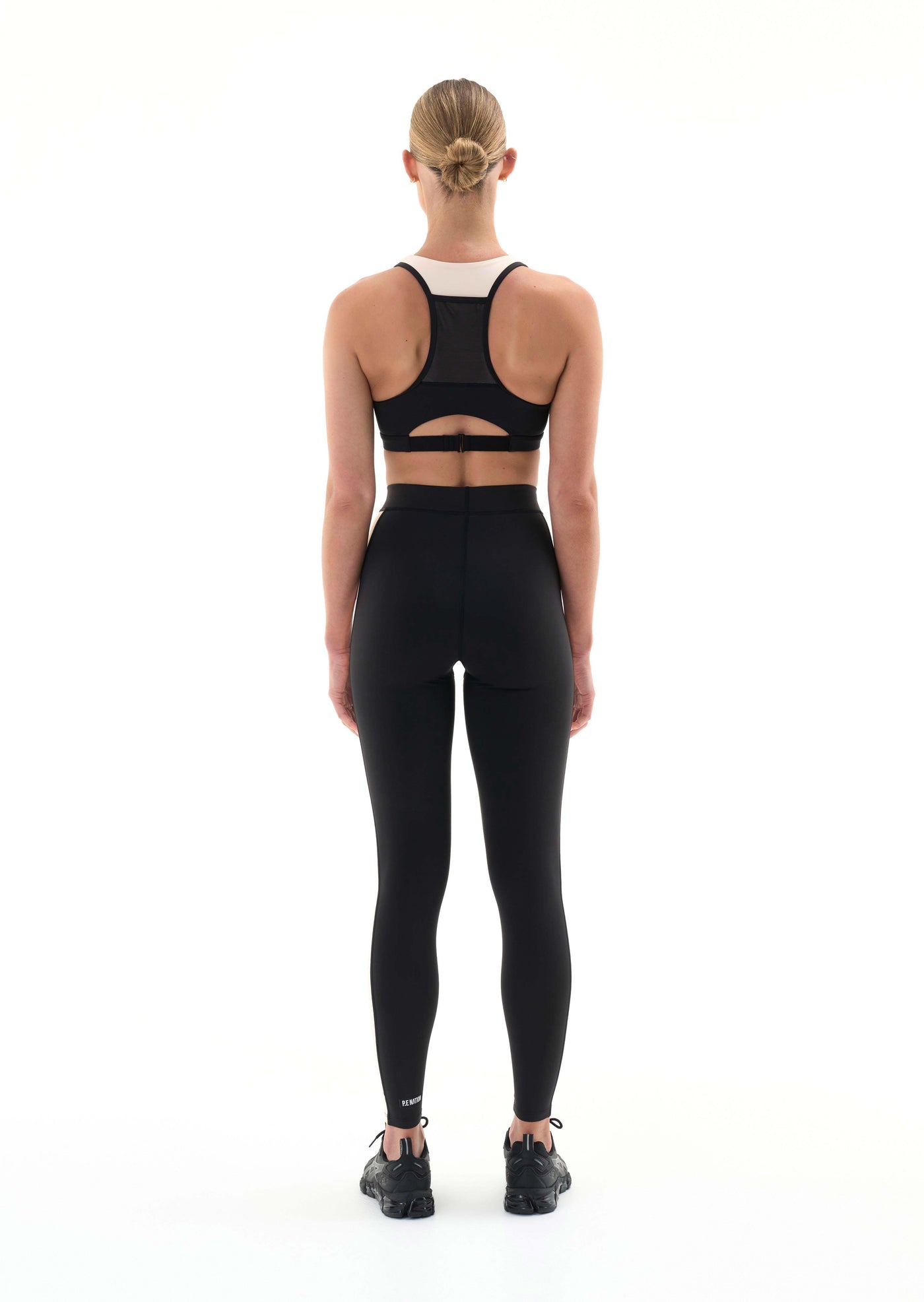 DEFENDING ZONE SPORTS BRA IN BLACK