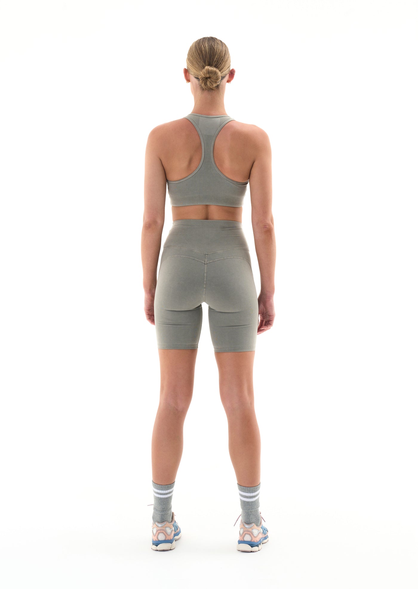 LAYUP BIKE SHORT IN FROST GRAY