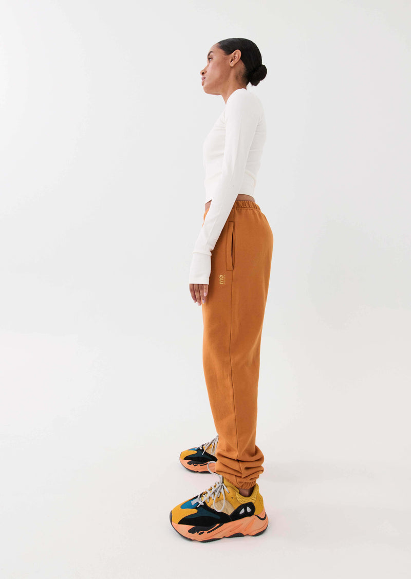 RESET TRACKPANT IN GOLDEN OAK