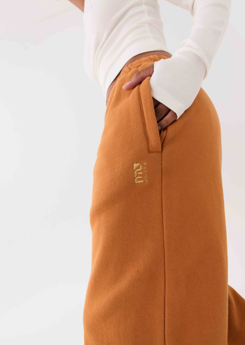 RESET TRACKPANT IN GOLDEN OAK