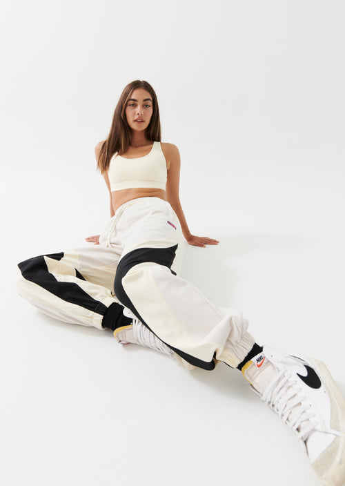 FRONTSIDE TRACKPANT IN WHITE SAND