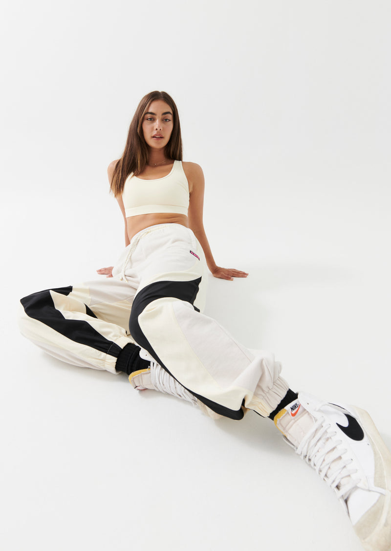 FRONTSIDE TRACKPANT IN WHITE SAND