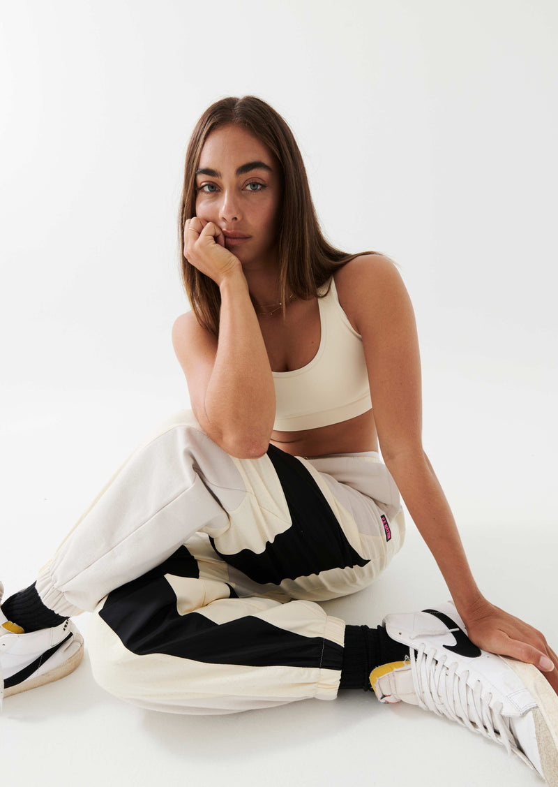 FRONTSIDE TRACKPANT IN WHITE SAND