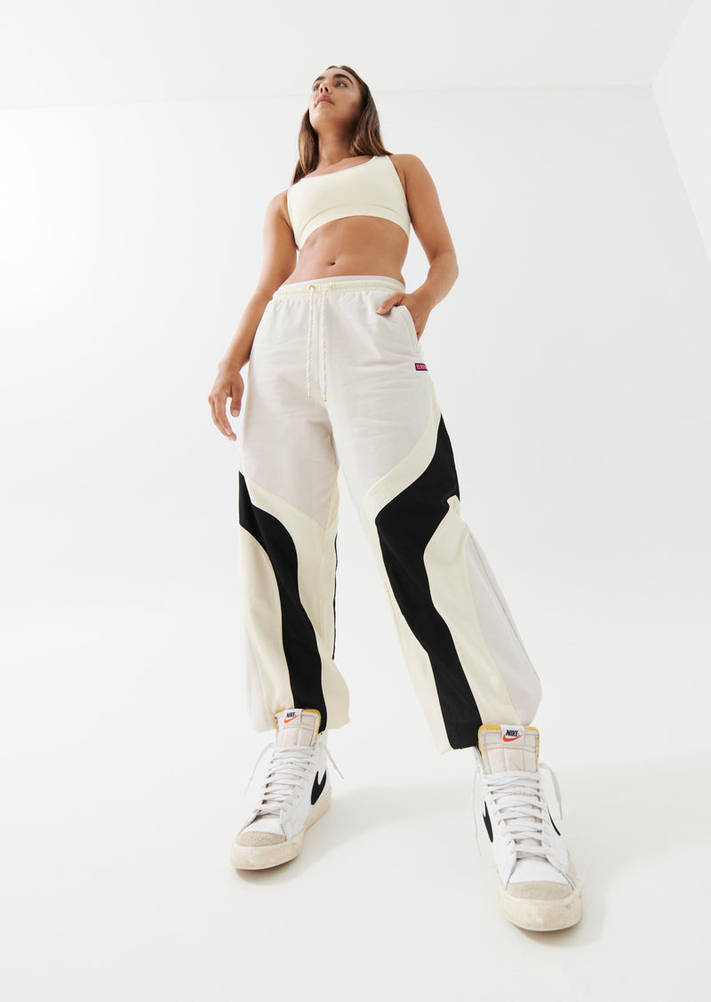 FRONTSIDE TRACKPANT IN WHITE SAND